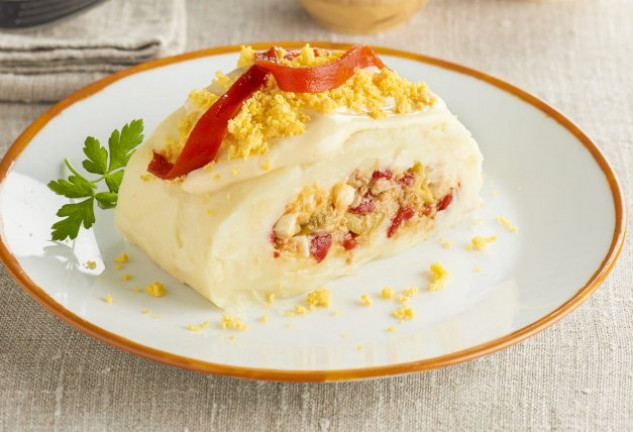 brazo-de-gitano-de-patata-con-atu-n-huevo-y-pimiento