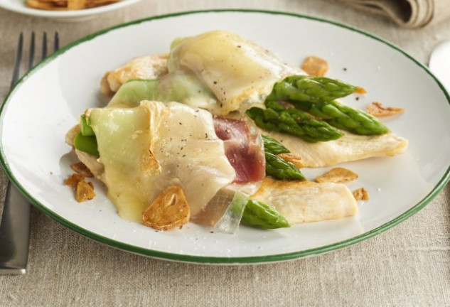 filetes-de-pollo-gratinados-con-espa-rragos-verdes