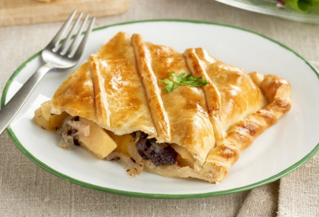 empanada-de-morcilla-con-cebolla-caramelizada-y-manzana