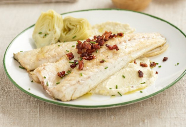 filetes-de-lubina-sobre-salsa-de-alcachofas-y-parmesano