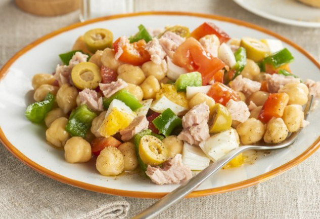 empedrat-de-garbanzos-con-bonito