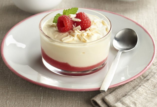 mousse-de-chocolate-blanco-con-frambuesas