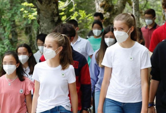 La Princesa Leonor y la Infanta Sofía acuden, junto a otro grupo de jóvenes, a un acto por el medio ambiente.