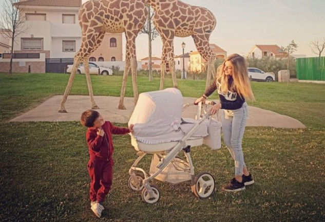 Hugo, el niño del tambor, está encantado con su hermanita.