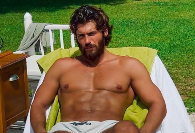 Can Yaman presume de cuerpazo en sus redes sociales.