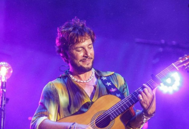 Manuel Carrasco dio el último concierto de su gira en acústico en Badajoz.
