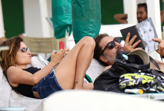 Javier Bardem concentrado en la lectura del libro de su madre.