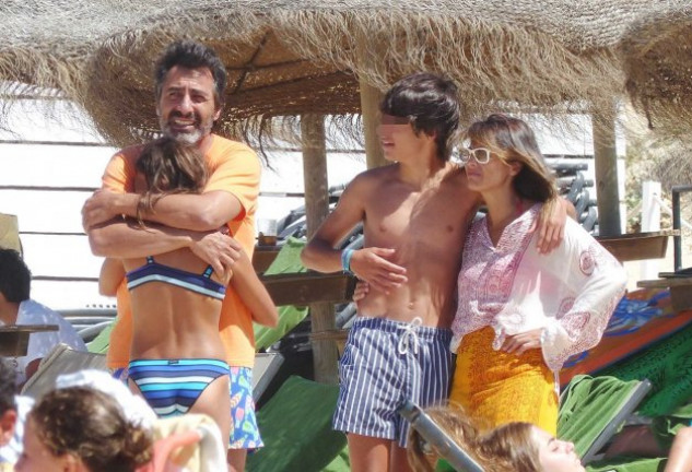 Nuria Roca y Juan del Val, muy cariñosos con sus hijos en la playa.