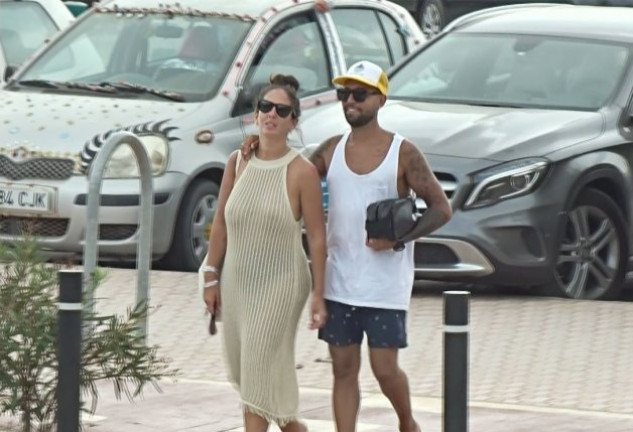 Anabel Pantoja y Omar Sánchez, paseando por Ibiza. 