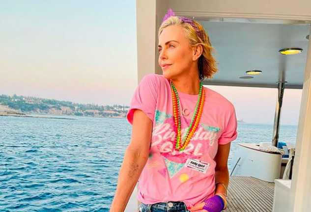 Charlize Theron feliz con su camiseta de "chica del cumpleaños".