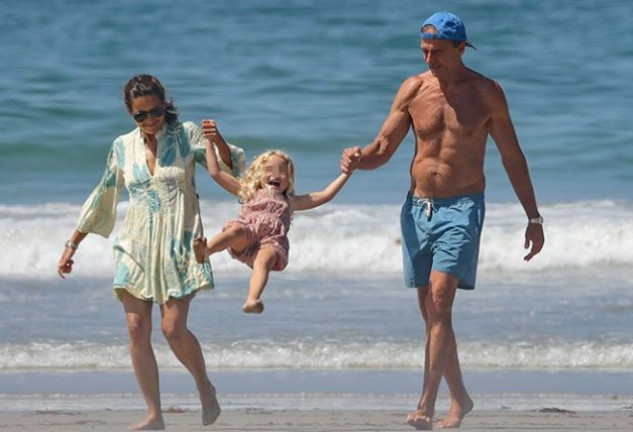 Alessandro Lequio y María Palacios, jugando con su hija en la playa.
