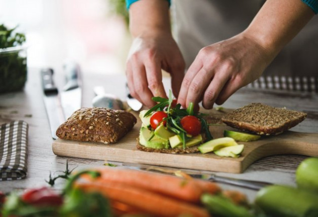 Las frutas y verduras quedarán genial con tus sándwiches, ¡y los harán más saludables!