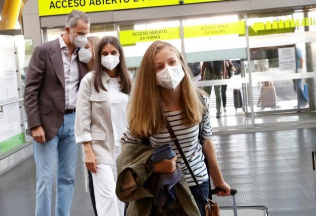 La familia real al completo ha acudido al aeropuerto Adolfo Suárez Madrid Barajas a despedir a la heredera.