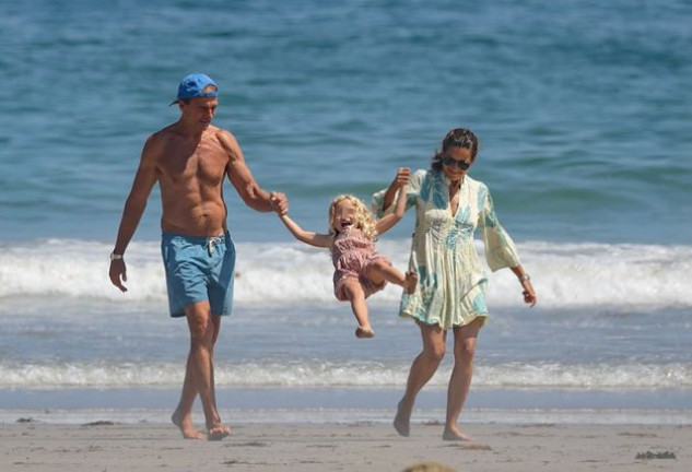 Con su hijo Aless siempre en el recuerdo, el colaborador televisivo está pasando unos días de vacaciones en Pontevedra con su mujer, María Palacios, y su hija, Ginevra Ena.