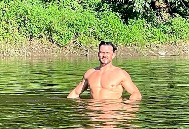 No es la primera vez que Orlando Bloom posa desnudo durante sus vacaciones. 