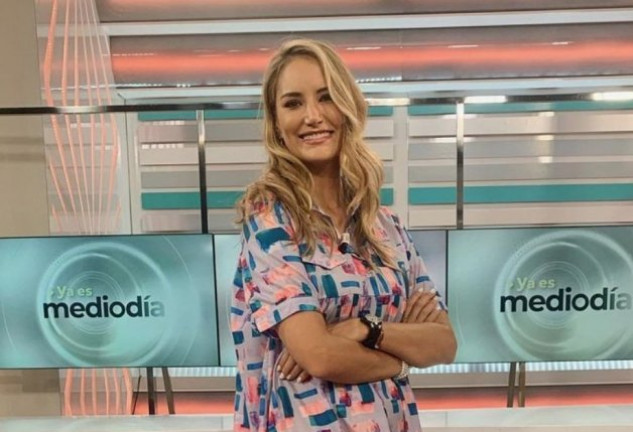 Alba Carrillo en el plató de Ya es Mediodía (@albacarrillooficial).