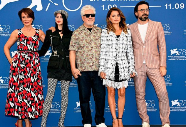 El elenco y el director de "Madre paralelas" en el Festival de Venecia.