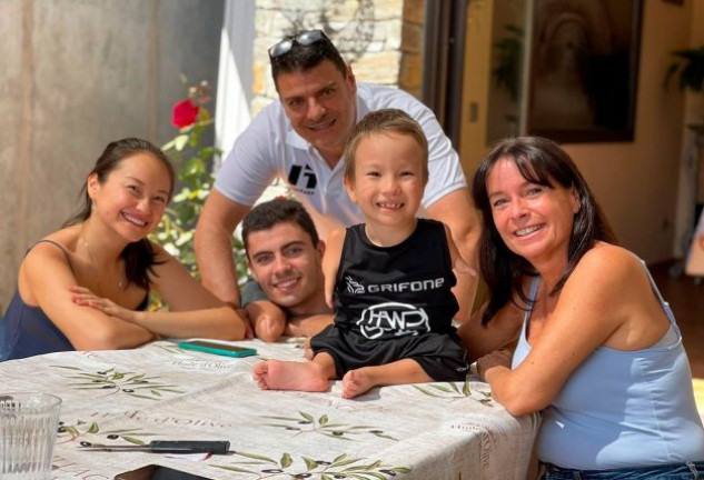 David Aguilar y sus padres, en compañía de Beknur y su madre.