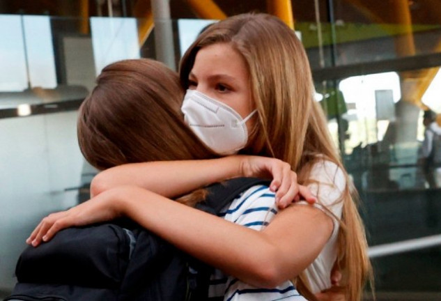 Así despidió Sofía a su hermana Leonor en el aeropuerto de Madrid.