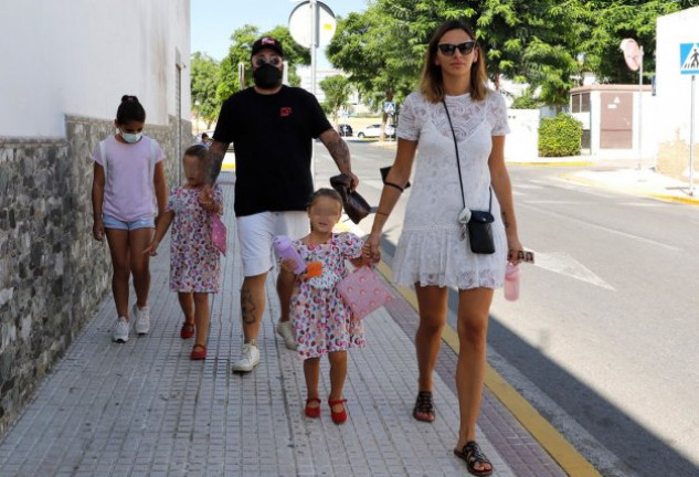 Kiko e Irene llevando a sus hijas, Ana y Carlota.