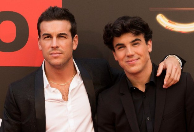 Mario Casas, el mejor apoyo de su hermano Óscar en su cumpleaños más triste