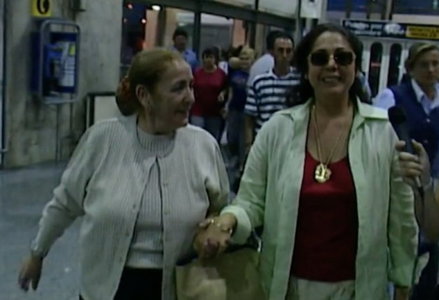 Isabel Pantoja y su madre, doña Ana, captadas por la prensa a la salida de una estación de tren (Telecinco).