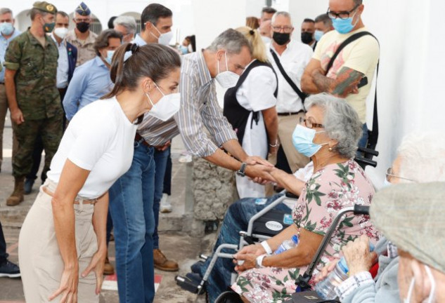 Felipe y Letizia se mostraron especialmente cariñosos con las personas mayores afectadas por la erupción.