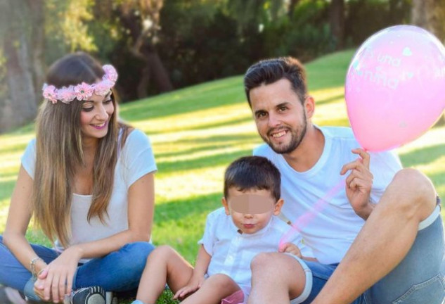 Hugo, el niño del tambor, estaba entusiasmado en la boda de sus papis. 