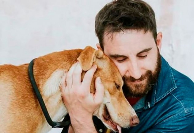 El actor Dani Rovira es un claro defensor de los animales, padrino de la Protectora de Málaga y miembro cofundador, con su exnovia Clara Lago, de la Fundación Ochotumbao. Tiene tres perros: Carapapa, Buyo y Lobo.