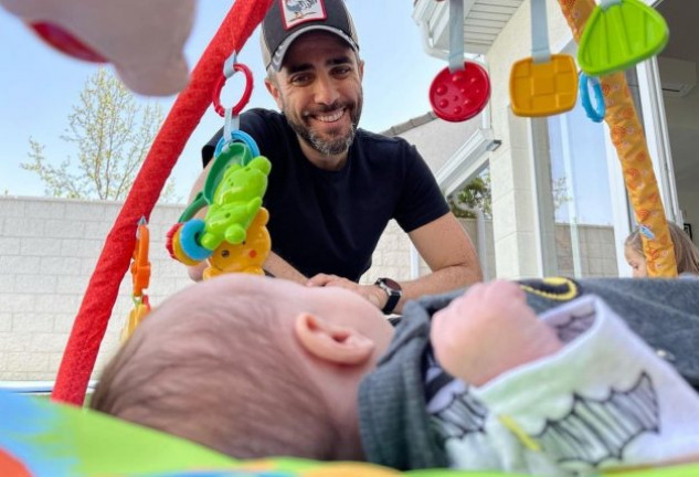 Roberto Leal, jugando con su hijo Leo.