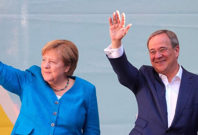 Angela Merkel en una foto reciente con Armin Laschet, su sucesor en la CDU (derecha).