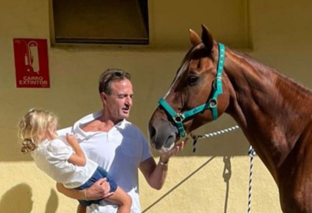 El conde Lequio ha grabado a su pequeña Ena montando a caballo.