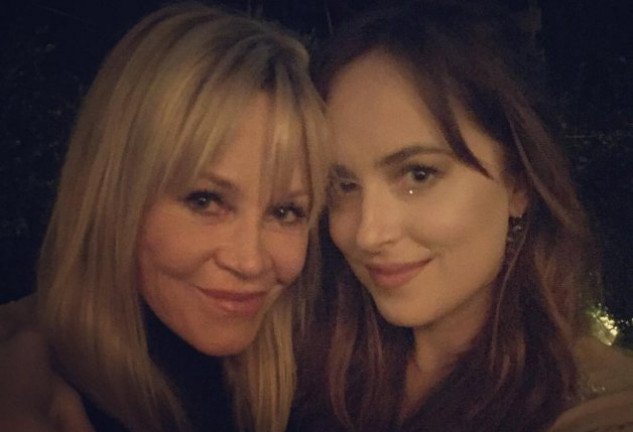 Dakota es la hija mediana de Melanie, fruto de su relación con Don Johnson.