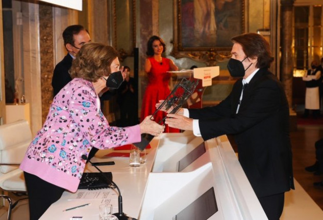 La Reina Sofía entrega uno de los premios sociales de la Fundación Mapfre a Raphael.