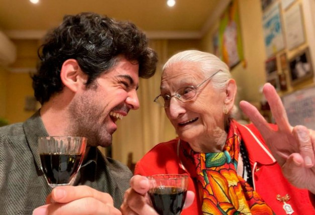 Miguel Ángel con su tata, a la que adora.