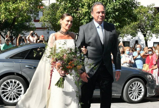 Bertín Osborne y su hija Claudia llegan a la iglesia jerezana de San Miguel.