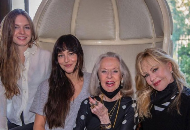 De izquierda a derecha, las mujeres de la familia: Stella del Carmen Banderas, Dakota Johnson, Tippi Hedren y Melanie Griffith.