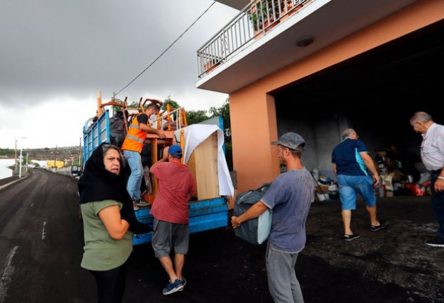 Vecinos de La Palma huyen de sus casas ante la llegada de la lava.