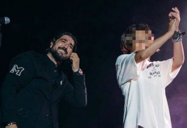 Antonio Orozco compartiendo escenario con su hijo Jan en uno de sus conciertos.