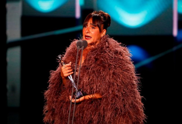 Candela Peña recogiendo su premio a la mejor actriz.