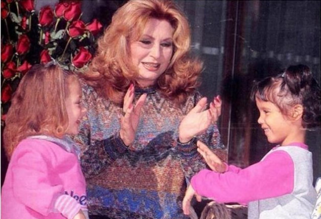 Rocío Jurado se divierte con su hija y su nieta bailando 'Macarena'.