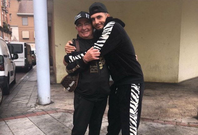 Omar tiene una relación muy especial con sus abuelos.