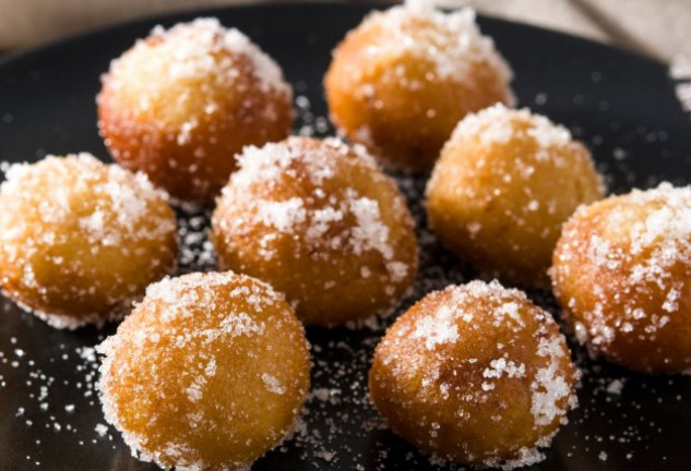 Espolvorea por encima de los buñuelos con azúcar y canela en polvo. ¡Quedarán riquísimos!