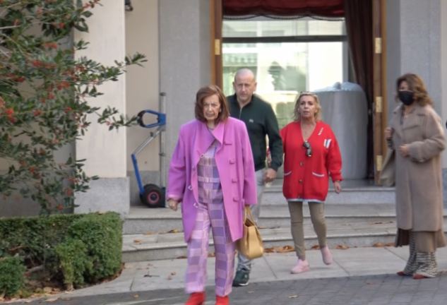 María Teresa Campos sale de su antigua vivienda junto a Gustavo y Carmen Borrego.