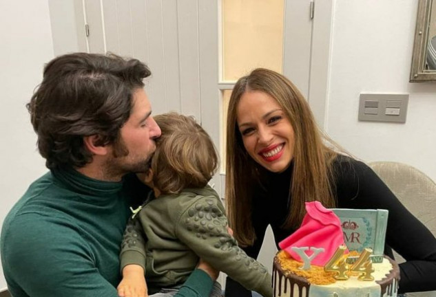 Eva González y Cayetano Rivera con su hijo durante el cumpleaños de él (@cayetanorivera).