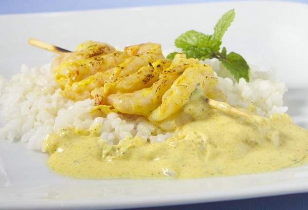 brochetas-de-gambas-al-curry