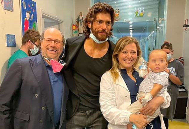 Can Yaman hizo felices a los niños ingresados en uni hospital italiano y a sus familias.