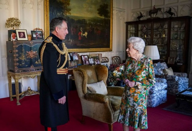 Isabel II durante la audiencia en Windsor que supuso su reaparición.