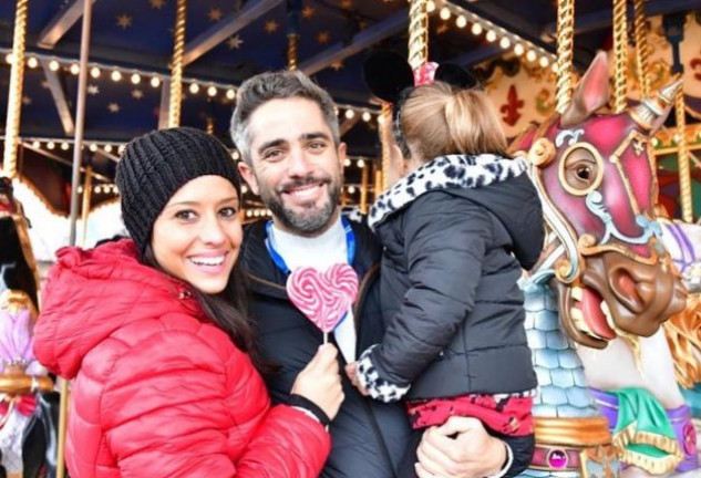 Sara Rubio y Roberto Leal han subido sus mejores fotos en Disney junto a Lola.