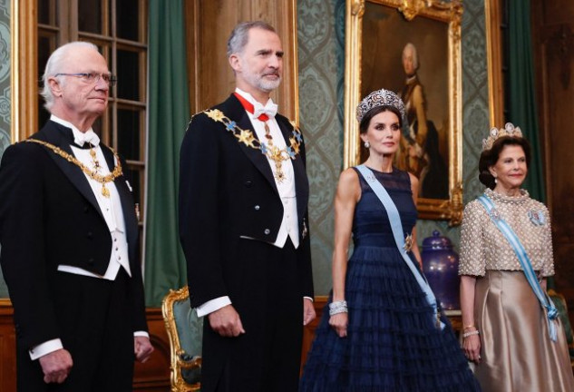 Los reyes Felipe y Letizia de España y Carlos Gustavo y Silvia de Suecia, lucieron sus mejores galas e insignias en la cena de gala en el Palacio de Estocolmo.